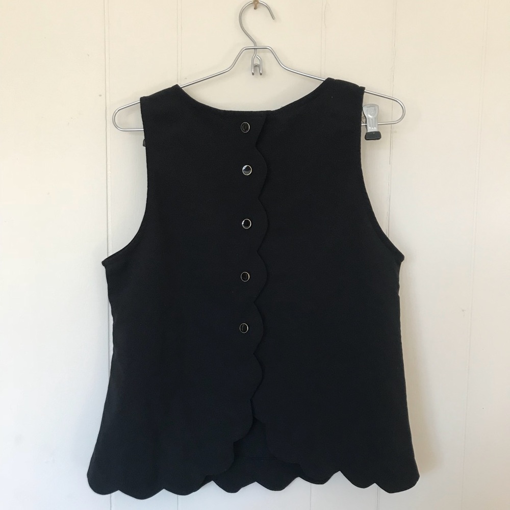✨ Cute button back scalloped black top large ✨